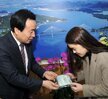 박홍률 목포장학재단이사장 장학금 전달
