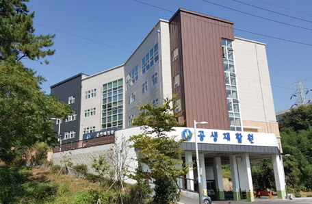 1층 전용주차 공간이 있는 총 4층으로 이루어진  공생재활원 건물 모습
