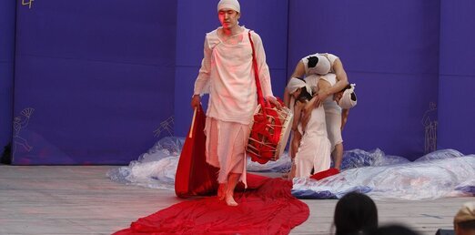 무대에서  북 연극을 하고 있는 모습