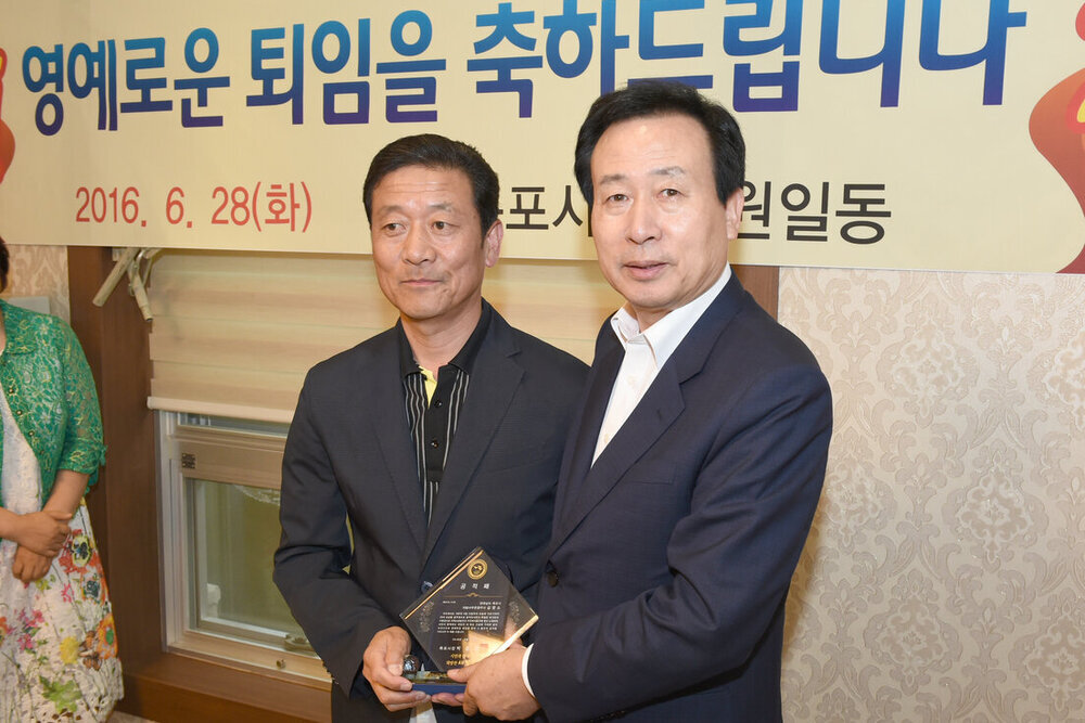 2016상반기정년퇴임공무원공적패수여18(2016,6,28,평화광장옆송죽일식).jpg