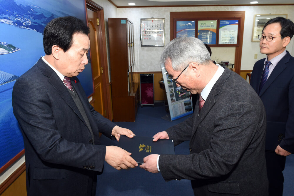 2017,1,16일자서기관급임용장교부04(2017,1,16,시장실).jpg