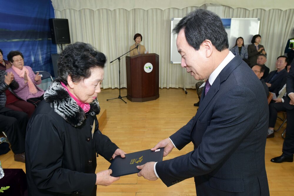 박홍률 목포시장 노인복지 유공자 시상.