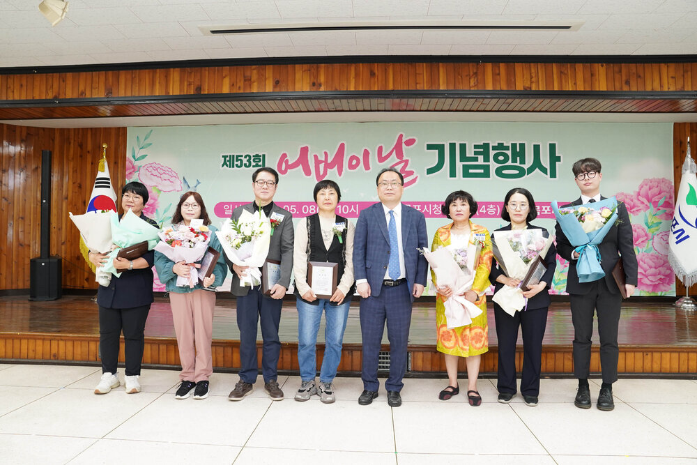 꽃다발과 패를 들고 찍은 수상자 단체사진