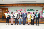 꽃다발과 패를 들고 찍은 수상자 단체사진